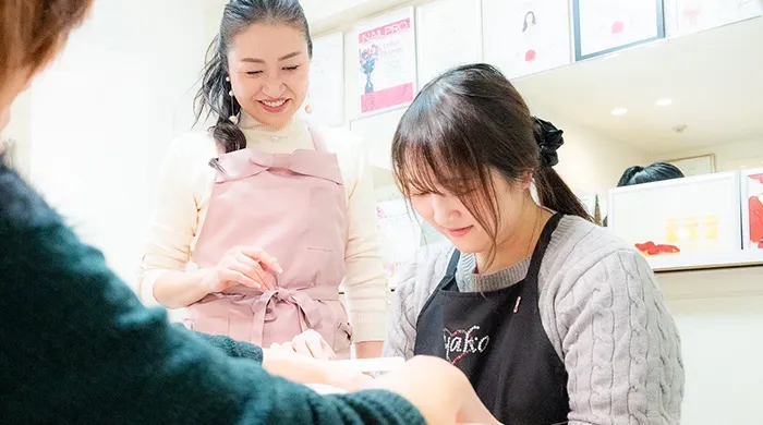 大阪市内中心部にあるMIYAKOネイルスクールの様子